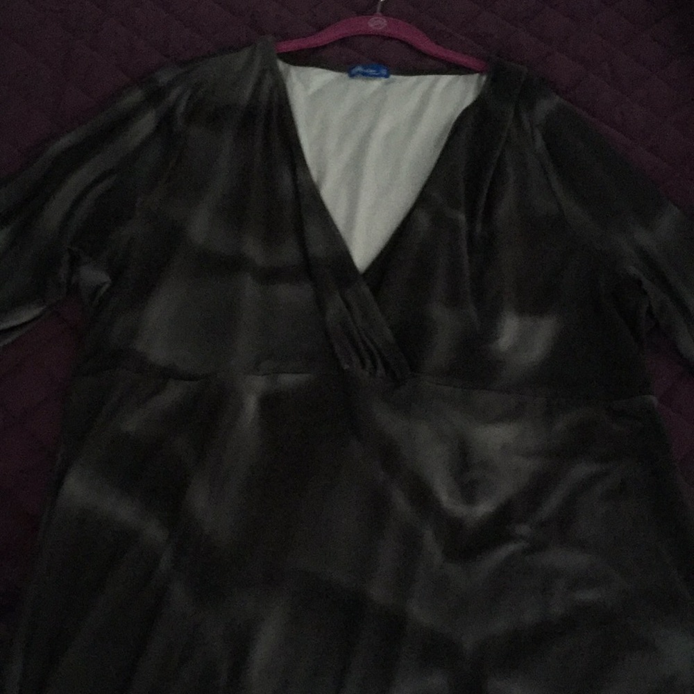 A blk and wht dress has 3/4lu